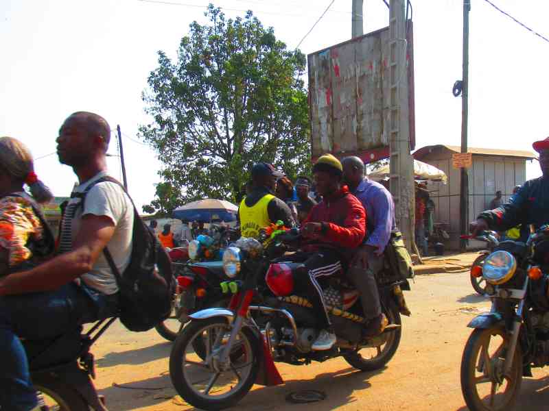 Motos taxi à Douala Cameroun
