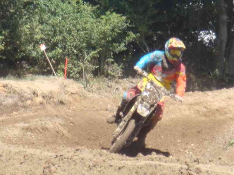 Course de motocross sur piste de terre photo gratuite