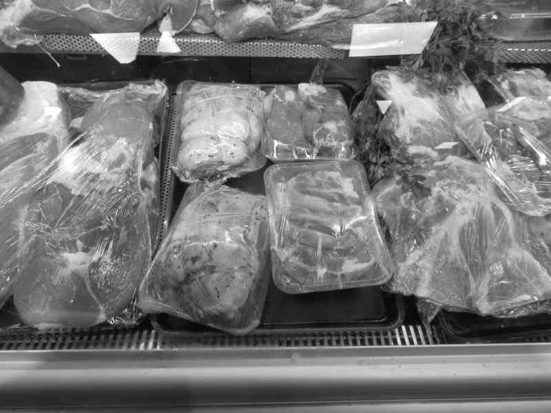 Viande crue en paquets exposés dans une boucherie
