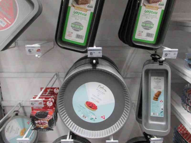 Différents moules à pâtisserie antiadhésifs sur le rayon d'un magasin