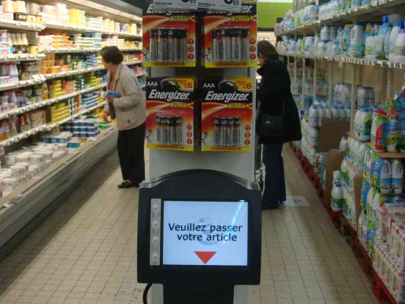Borne tactile d'information dans un supermarché