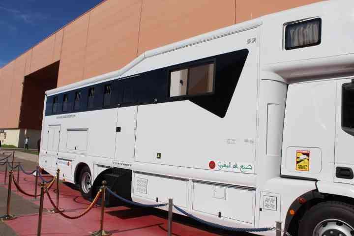 Extérieur d'un camion de transport de chevaux Koujane Concept photo gratuite