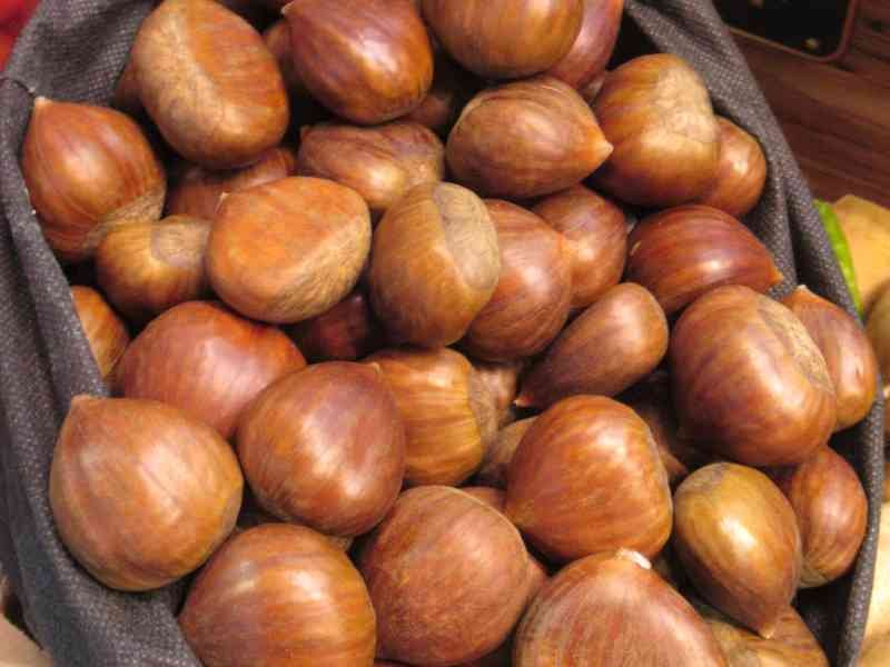 Sac rempli de châtaignes, photo gratuite