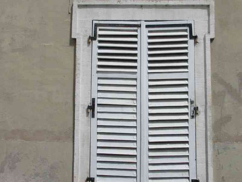 Fenêtre en bois fermée