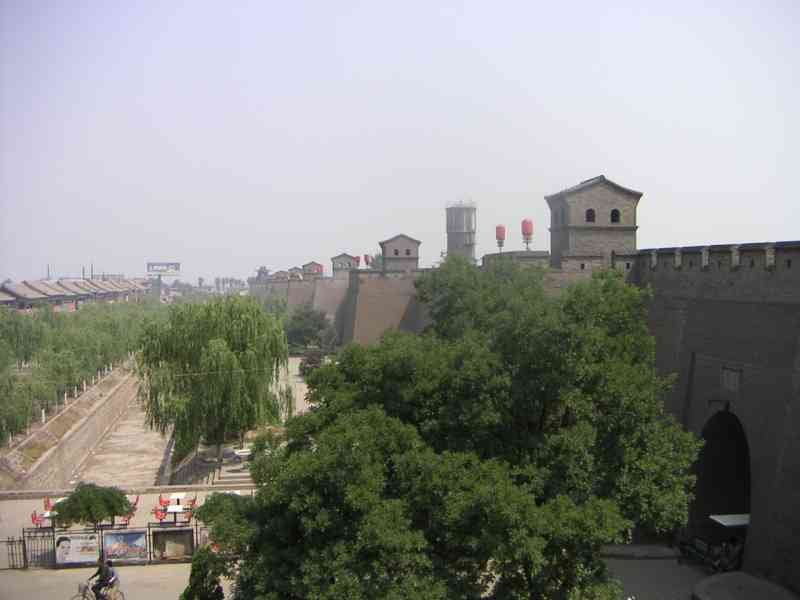 Murs d'une ancienne forteresse ville de Pingyao, plante saule pleureur, Chine, Asie photo gratuite