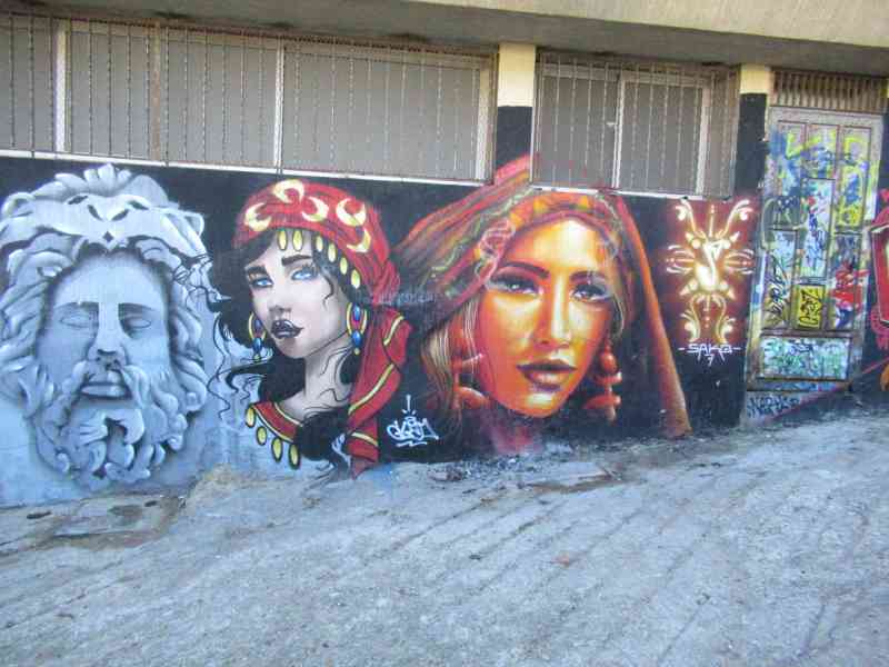 Mur recouvert de graffitis vernissés à Tanger Maroc