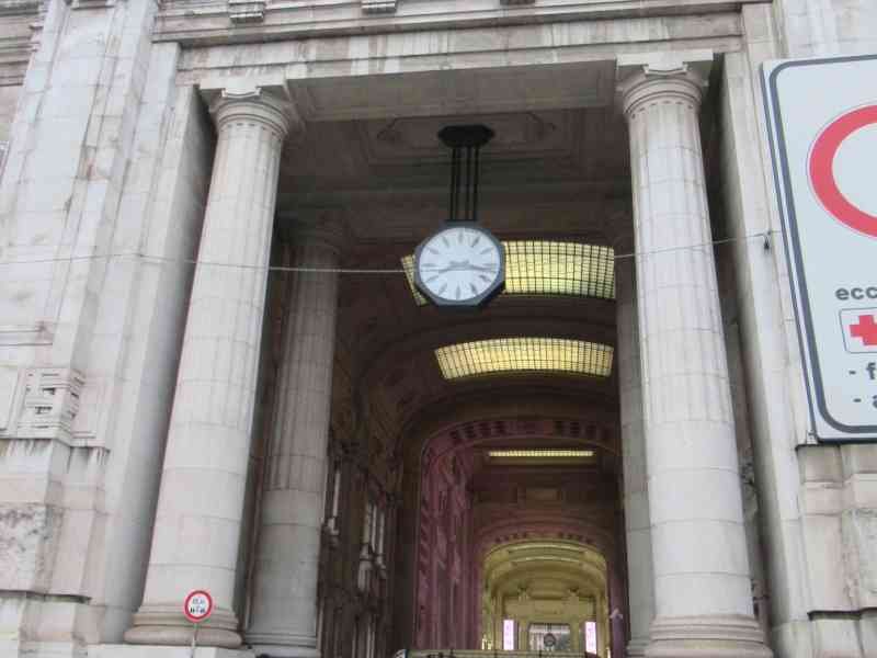 L'entrée de la gare centrale, avec horloge suspendu au plafond dans la ville de Milan Lombardie en Italie photo gratuite