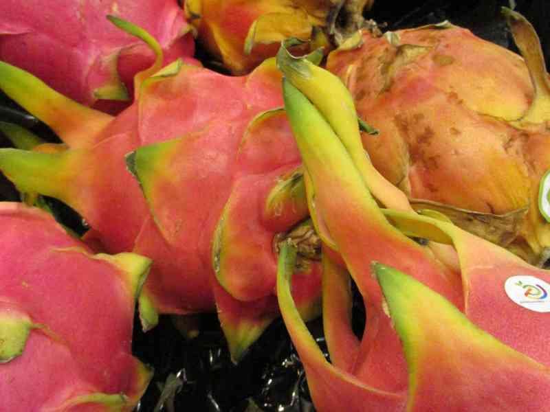 Pile de fruits du dragon rouge