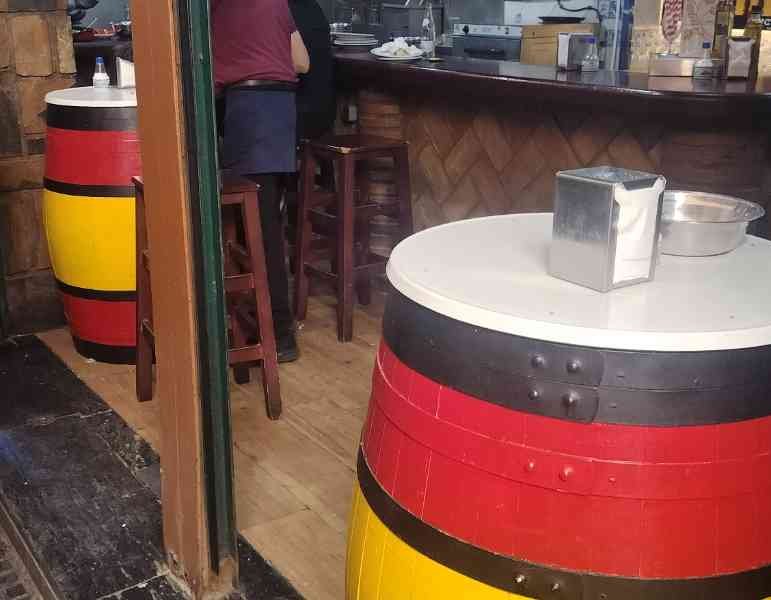 L'intérieur d'un bar avec des tonneaux en bois à Malaga en Espagne, photo gratuite