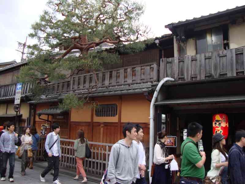 Passants dans la rue Hanamikoji dans le quartier Gion de Kyoto au Japon en Asie photo gratuite