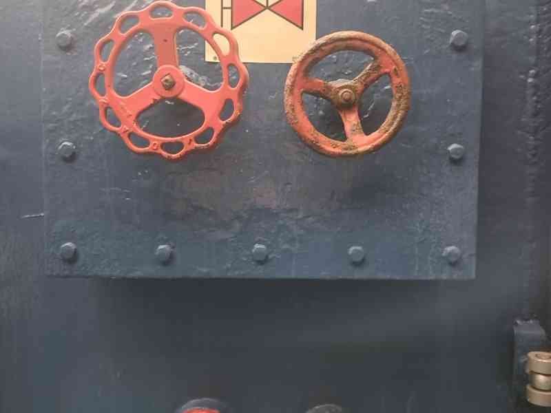 Équipement de lutte contre l'incendie, tuyau de l'eau, connexions et valves pour l'eau de manière opérationnelle à la cloison étanche ou au mur à bord d'un navire photo gratuite