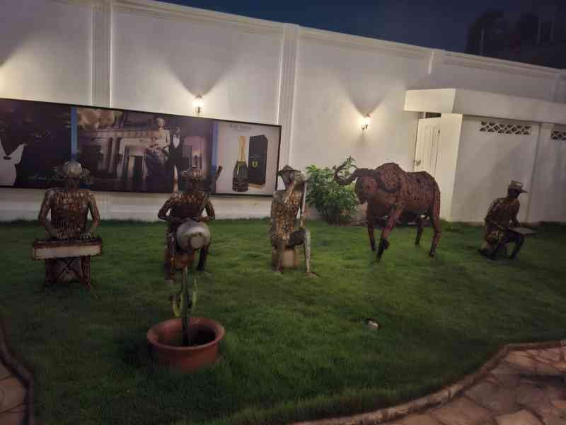 Installation artistique extérieure dans un jardin, comportant plusieurs sculptures en métal, photo gratuite