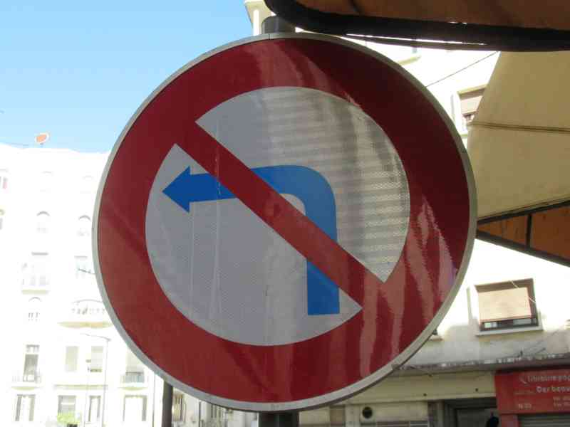 Panneau d'interdiction de tourner à gauche à la prochaine intersection
