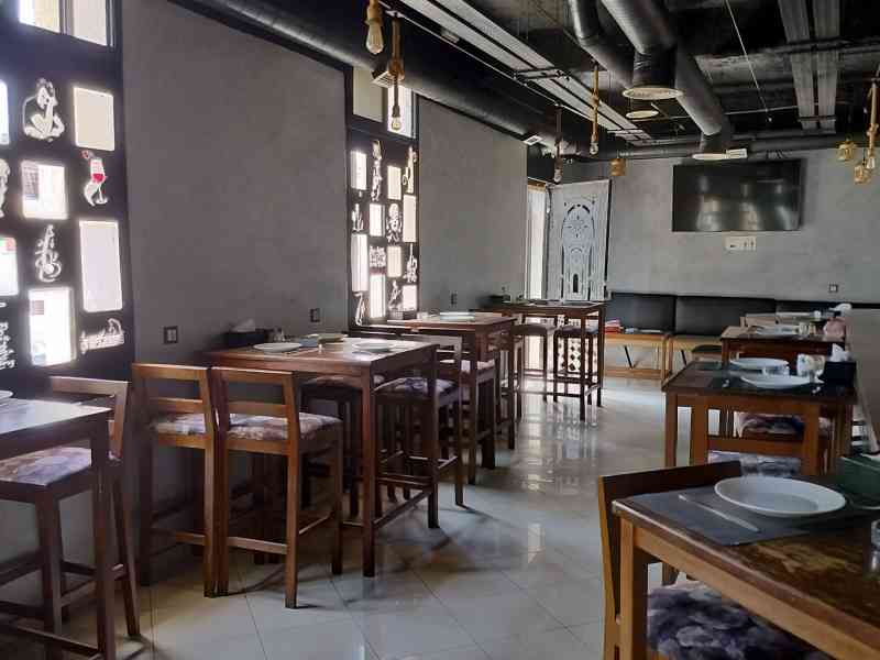 Salle de restaurant avec tables et chaises hautes