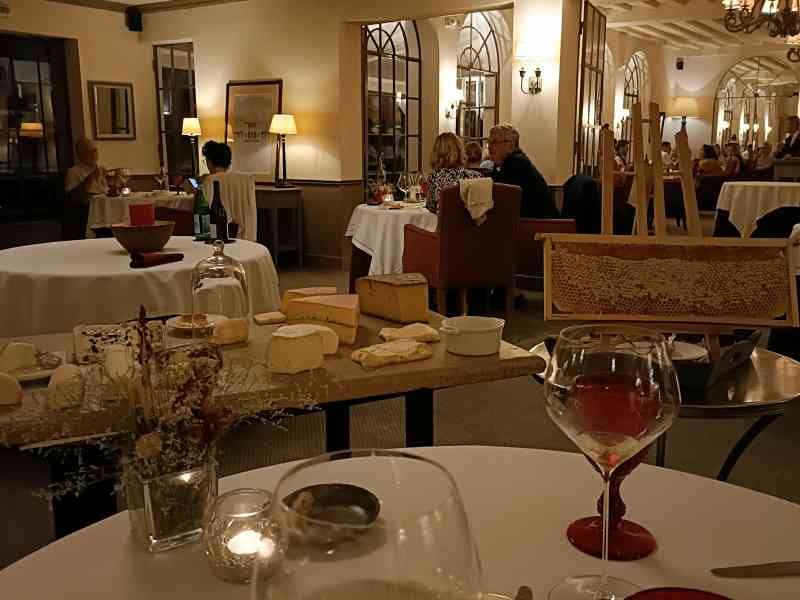 Un restaurant, des convives, des tables dressées avec des verres, vins, fromage, photo gratuite