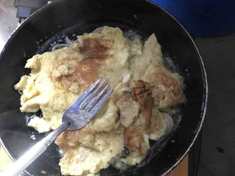 Omelette dans une poêle photo gratuite