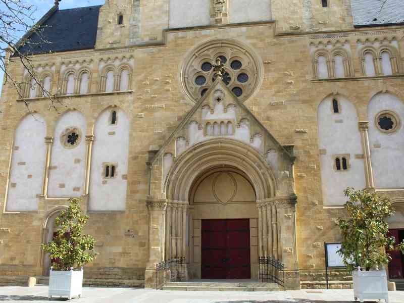 Entrée de l'église Saint Joseph Montigny-lès-Metz, photo gratuite