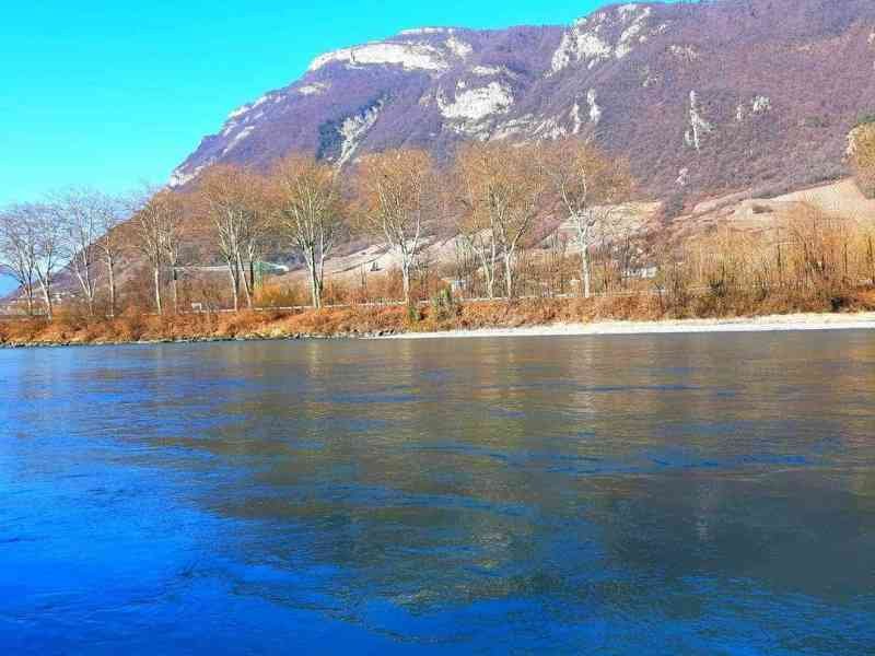 Montagne près du Lac de Francin en Savoie en France
