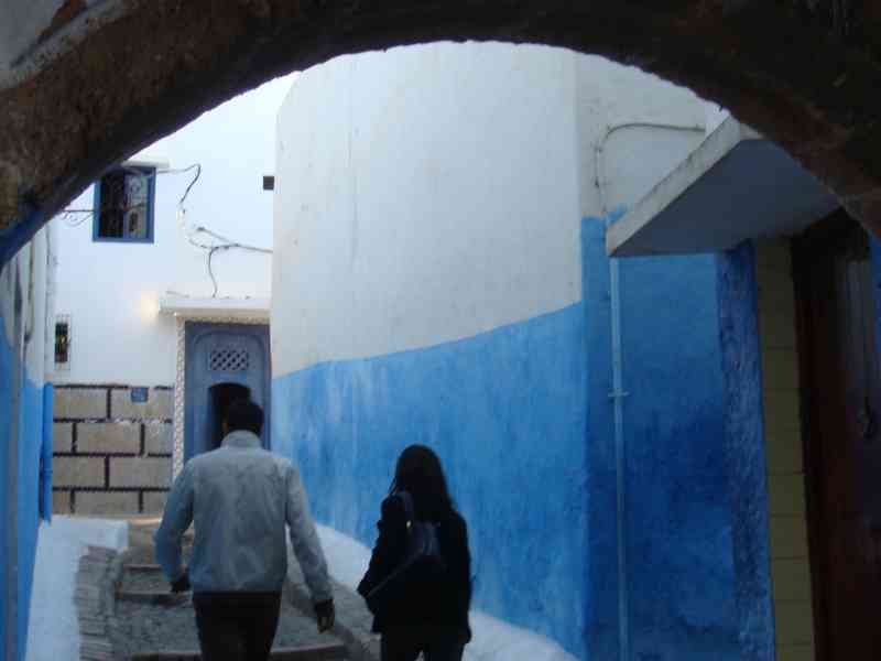 Passage sous l’arc dans la rue de la Kasbah des Oudayas photo gratuite