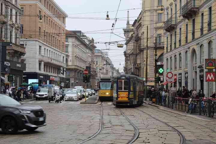 Une scène de rue à Milan, en Italie, mettant en évidence les tramways historiques de Milan, photo gratuite