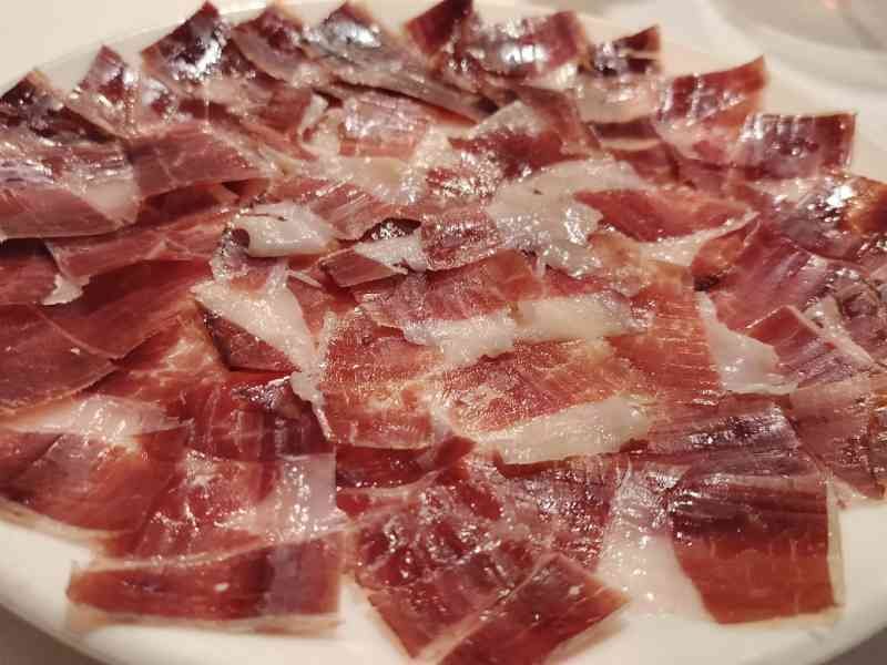 Une assiette de jambon sec, photo gratuite