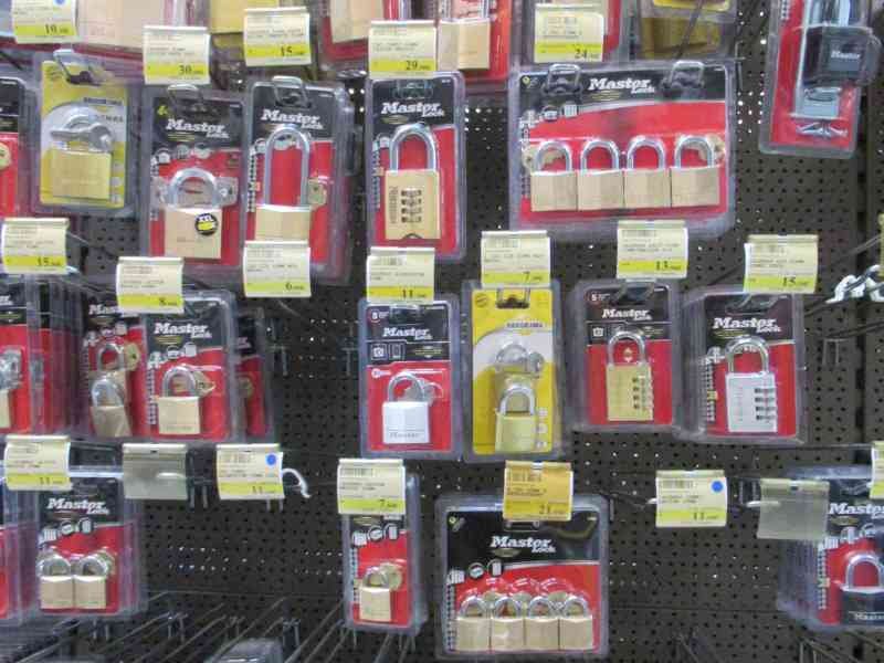Série de cadenas mis en rayon dans un magasin