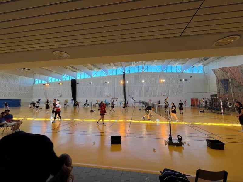 Tournoi de badminton dans le gymnase, photo gratuite