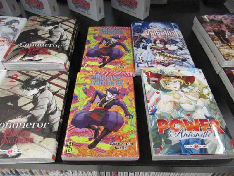 Mangas BD sur les rayons d'une librairie