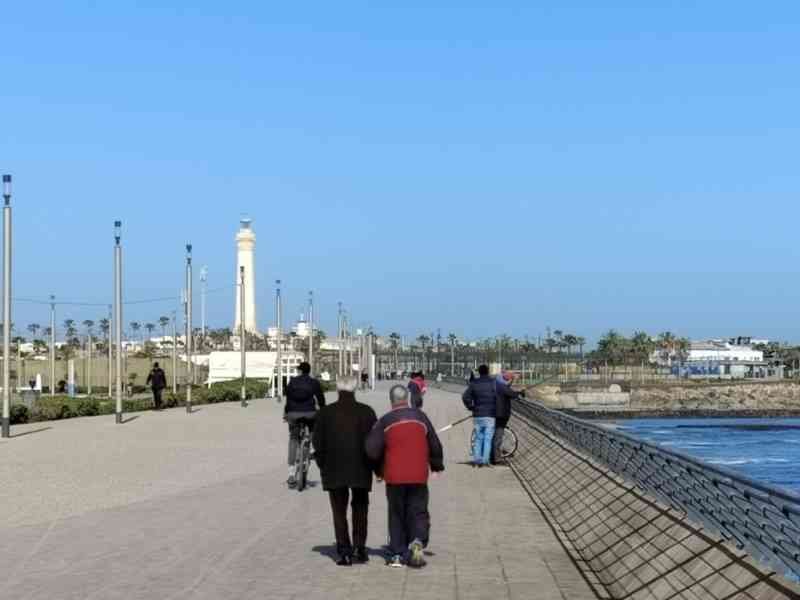 Personnes qui marchent le long du front de mer à Casablanca au Maroc