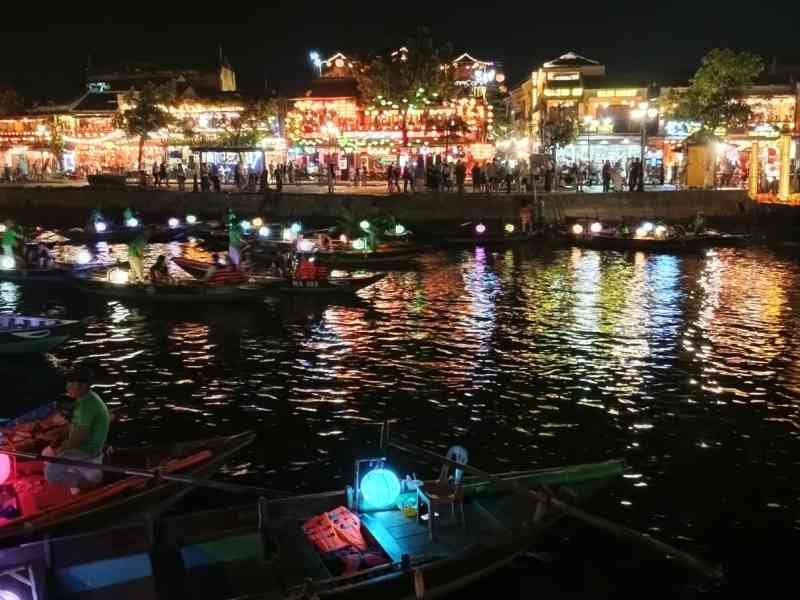 Ville de Hoi An au Vietnam la nuit, photo gratuite