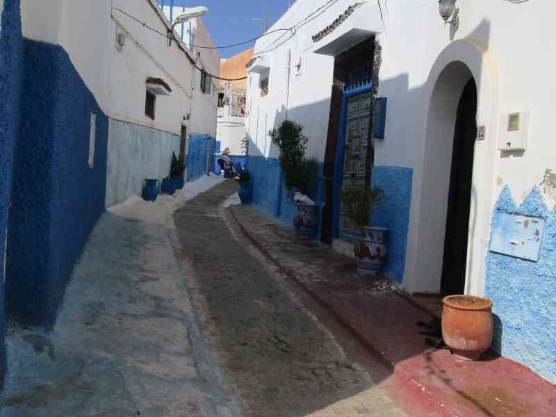 Bâtiments bleus et blancs sur la rue de La kasbah des Oudayas au Maroc