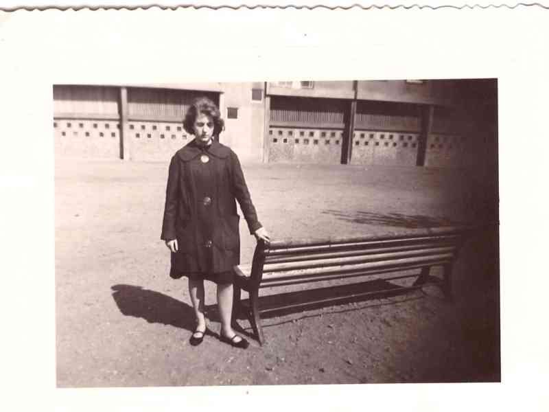 Photo ancienne d'une jeune dame en noir et blanc image gratuite