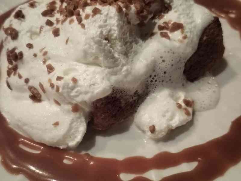 Dessert servi à l'assiette, photo gratuite