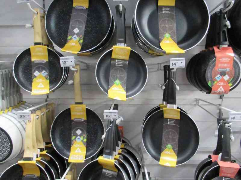 Rayon de poêles antiadhésives en vente dans un magasin