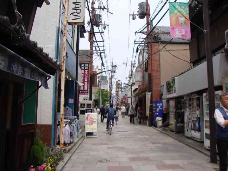 Une rue commerçante animée au Japon, caractérisée par des bâtiments avec des enseignes, des boutiques, photo gratuite