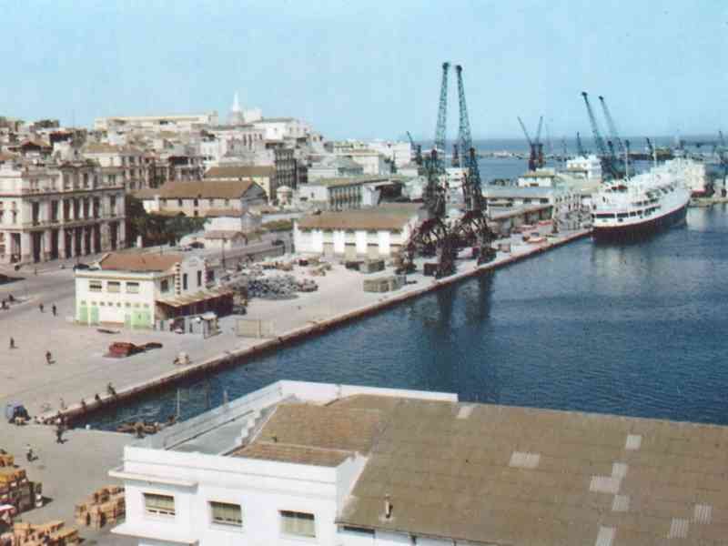 Vue panoramique en couleur du port de Bône en 1960 photo gratuite