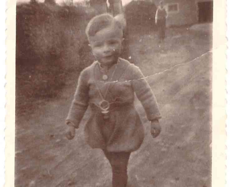 Petite fille dans la rue en RFA sur une photo ancienne gratuite