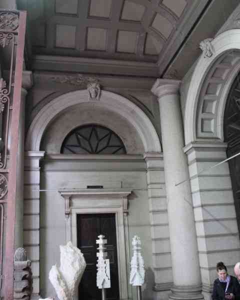 L'intérieur d'un bâtiment à l'architecture classique, photo gratuite