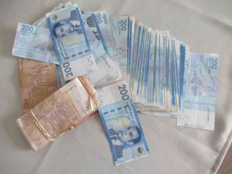 Argent billets de cent et deux cents dirham