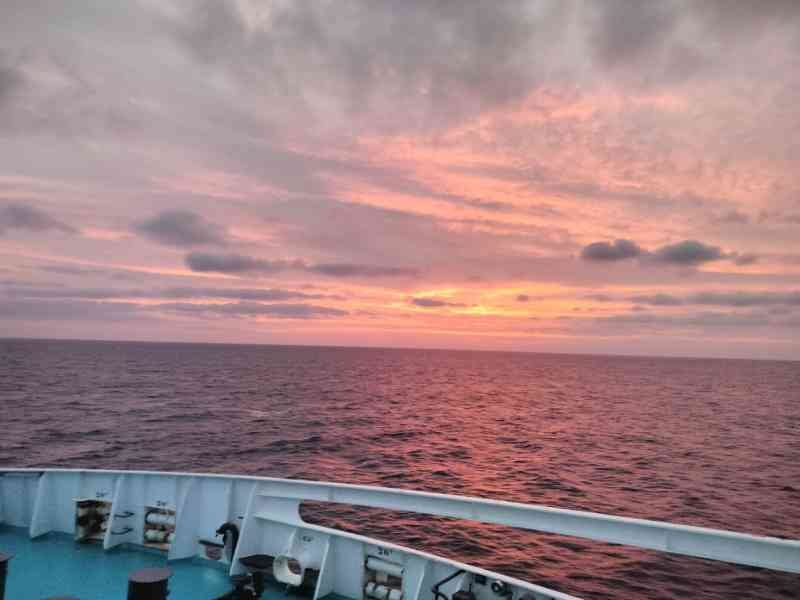 Vue du coucher du soleil depuis la terrasse d'un bateau de croisière photo gratuite