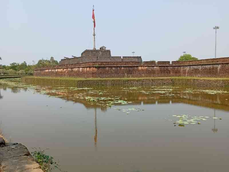 Plan d'eau, douve entourant la Citadelle impériale de Hué, Vietnam, photo gratuite