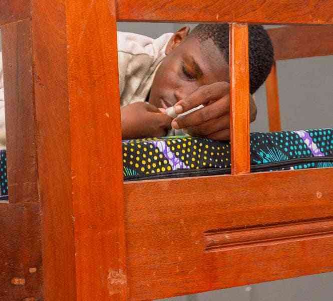 Sommeil d'un garçon sur un lit photo gratuite