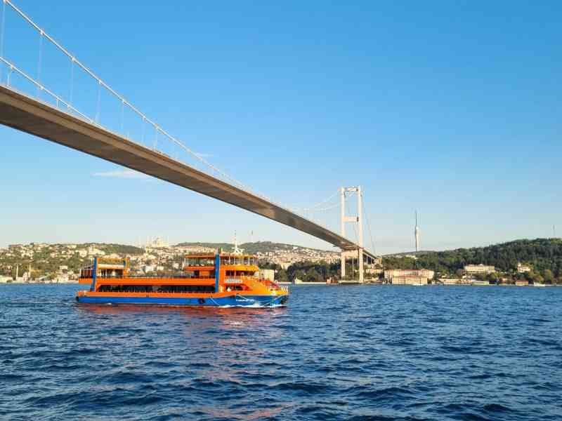Bosphorus tour sous le pont des Martyrs du 15- juillet Istanbul en Turquie photo gratuite - Torre do Bósforo sob a Ponte dos Mártires de 15 de julho Istanbul Foto gratuita