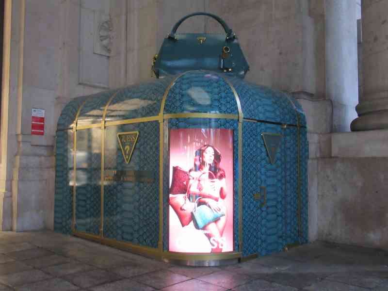 Photo gratuite du magasin de commerce Guess, vente des sacs à main dans la gare centrale de la ville de Milan Lombardie en Italie