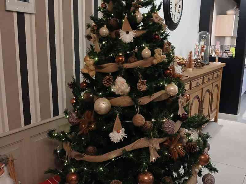 Un sapin de Noël décoré dans un intérieur domestique, photo gratuite