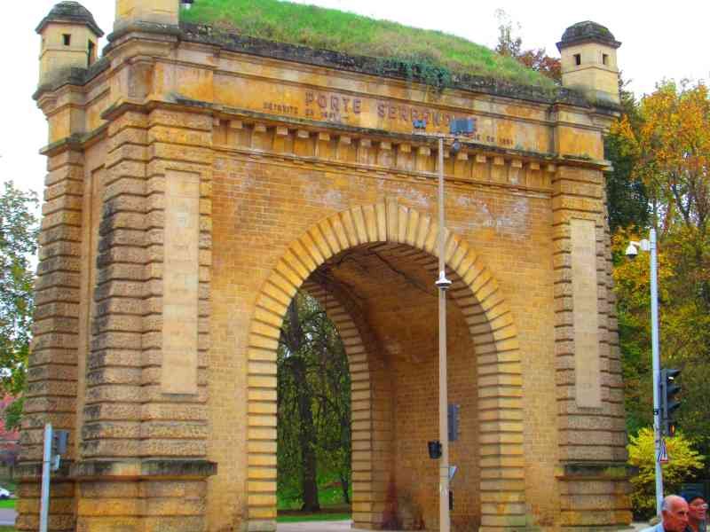 Passants devant la Porte Serpenoise de la ville de Metz en Lorraine France photo gratuite