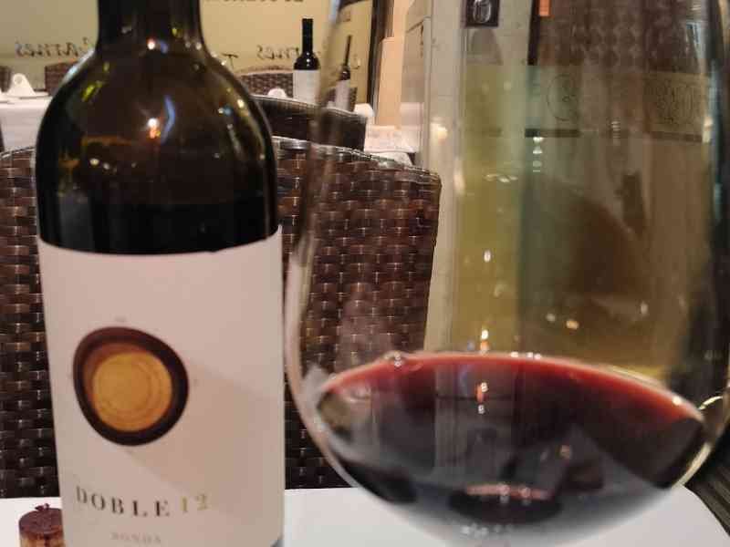 Une bouteille de vin rouge, photo gratuite