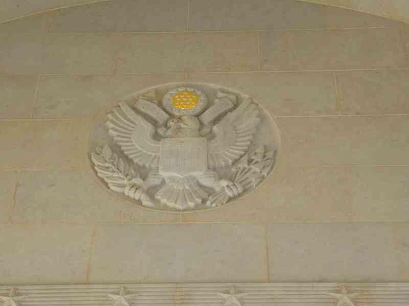 Grand sceau des États-Unis, Aigle sur la façade du monument dans le Cimetière Américain d'Épinal photo gratuite