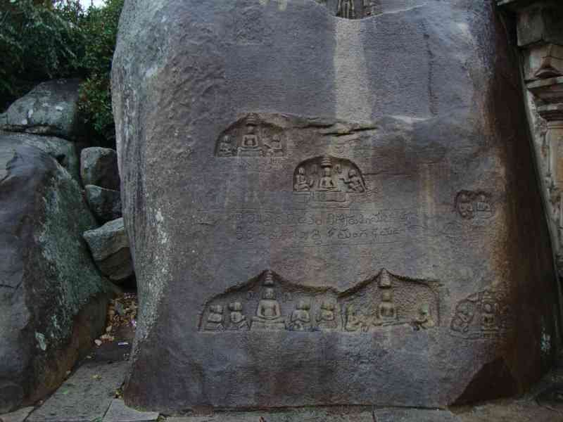 Des reliefs sculptés sur un rocher, représentant des divinités bouddhistes et des inscriptions, photo gratuite