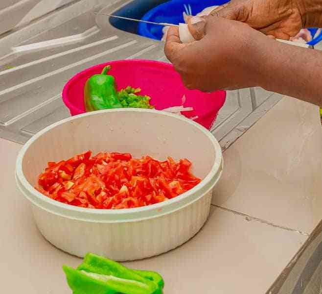 Les mains qui coupent les ingrédients en cuisine photo gratuite